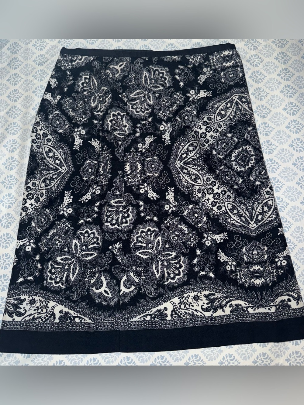 Ann Taylor LOFT Silk White Dark Navy Blue Skirt paisley Printed size 2P